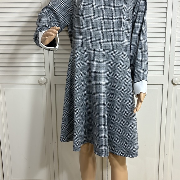 Classic Gray Plaid Dress with White Collar - Picture 5 of 14